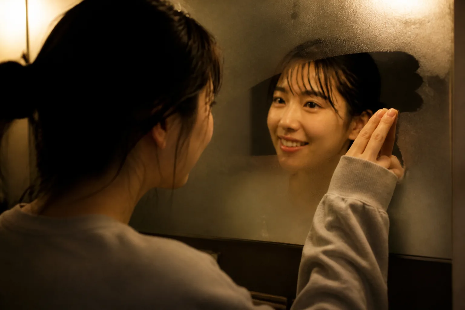 夜里在起雾的镜子前